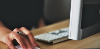 En bogholder hjælper, men kan også selv få hjælp af akkordarbejde Akkordarbejde