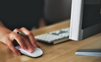 En bogholder hjælper, men kan også selv få hjælp af akkordarbejde Akkordarbejde